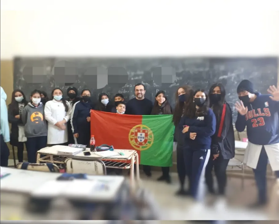 Grupo de estudiantes junto a Leonardo con una bandera de Portugal